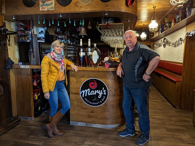 In Mary�s Bar trifft und feiert Hohenebra: Ortsteilb&uuml;rgermeister Dieter Kroneberg und Inhaberin Maria Otto (Foto: Janine Skara)