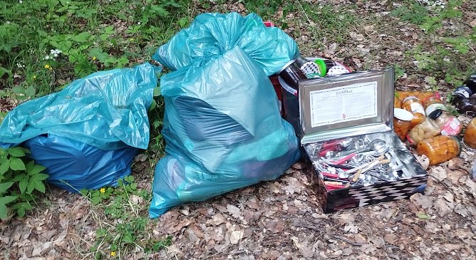 Achtlose Müllentsorgung am Possen (Foto: Name ist der Redaktion bekannt) Achtlose Müllentsorgung am Possen (Foto: Name ist der Redaktion bekannt)