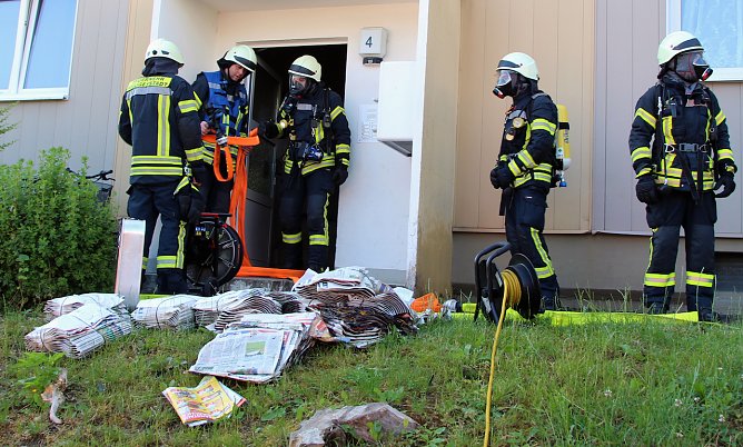 Brennende Zeitungsstapel besch&auml;ftigten die Kameraden in Heiligenstadt (Foto: Feuerwehr Heiligenstadt)