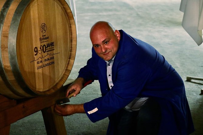 Destillateur René Müller legt noch ein letztes Mal Hand an (Foto: agl) Destillateur René Müller legt noch ein letztes Mal Hand an (Foto: agl)