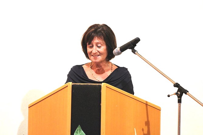 Schulleiterin des Beruflichen Gymnasiums Carmen Lederer begr&uuml;&szlig;te die Anwesenden in Carl-Schr&ouml;der-Saal in Sondershausen (Foto: Eva Maria Wiegand)