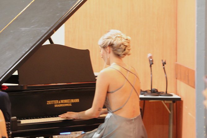 Virtuose Kl&auml;nge bei der Feierstunde zum Abi Plus 2023 des Beruflichen Gymnasiums Sondershausen im Carl-Schr&ouml;der-Saal in Sondershausen (Foto: Eva Maria Wiegand)