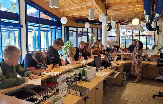 Sch&uuml;lerinnen und Sch&uuml;ler bei der Bildungsralley in Bad Frankenhausen. Angeleitet von der Kurdirektorin Katja Rudolph (re. im Bild) (Foto: Stadtverwaltung Bad Frankenhausen)