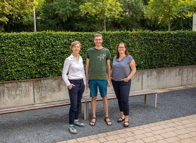 (v.l.) Studienberaterin Kerstin Kresel, der Studiendekan des Studiengangs Regenerative Energietechnik, Dr.-Ing. Pascal Leibbrandt, und die Referentin f&uuml;r Studium & Lehre, Kathleen Hahnemann, informieren interessierte Eltern &uuml;ber die Angebote der HSN (Foto: Maurice T&ouml;pfer)
