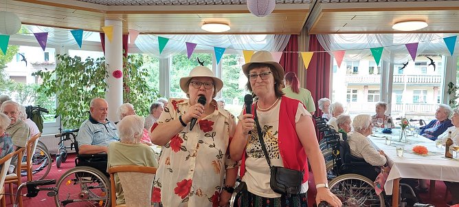 Minna und Uschi beim Sommerfest der AWO Seniorenresidenz Udo-Stiemerling-Haus"  (Foto: Koschinek)