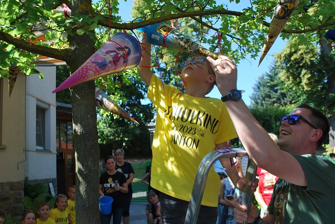 Anton freut sich über seine Zuckertüte in der Kindervilla im Bad Frankenhausen (Foto: Katrin MIlde) Anton freut sich über seine Zuckertüte in der Kindervilla im Bad Frankenhausen (Foto: Katrin MIlde)