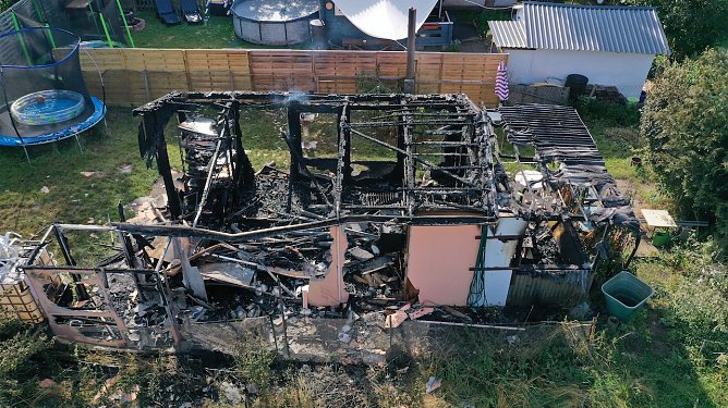 Nach Gartenlaubenbrand (bei Tageslicht) - Sondershausen-Bebra (Foto: S. Dietzel) Nach Gartenlaubenbrand (bei Tageslicht) - Sondershausen-Bebra (Foto: S. Dietzel)