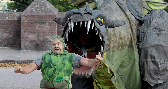 Drache Fangdorn auf dem Mittelalterfest am Kyffh&auml;user Denkmal (2022) (Foto: Eva Maria Wiegand)