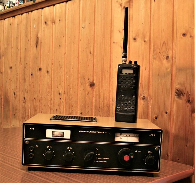 Ein Kurzwellenempf&auml;nger AFE 12 f&uuml;r zwei Amateurb&auml;nder das 80m und 160m-Band und ein Handscanner f&uuml;r UKW 2m Band und 70cm Band. (Foto: Ulrich Reinboth)
