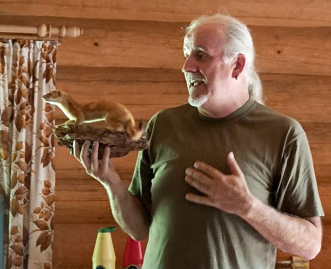 Vortrag von F&ouml;rster Ralf Hubert bei der Schussfahrt ins Blaue des WB4 der Volkssolidarit&auml;t (Foto: T. Leipold)