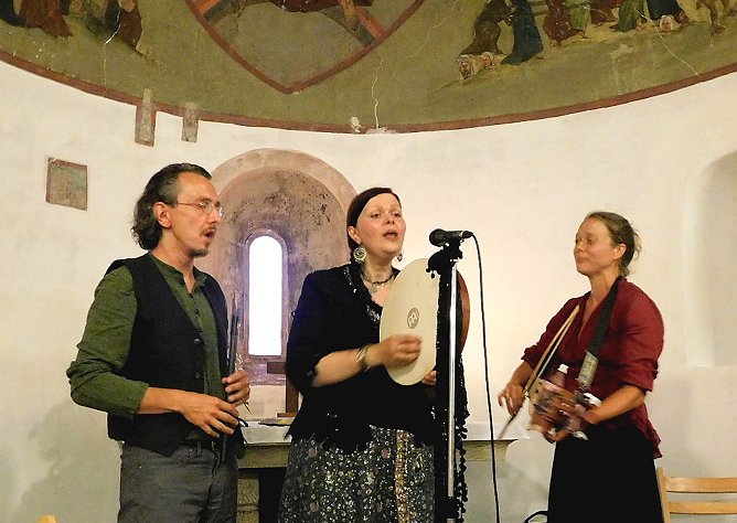 Folk-Trio Aurago in der Altstädter Kirche (Foto: Peter Zimmer) Folk-Trio Aurago in der Altstädter Kirche (Foto: Peter Zimmer)