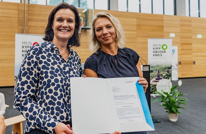 v.l. n.r. Landr&auml;tin des Kyffh&auml;userkreises Antje Hochwind-Schneider; re.  Infrastrukturministerin Susanna Karawanskij  (DIE LINKE) (Foto: "D. Santana (TMIL)")