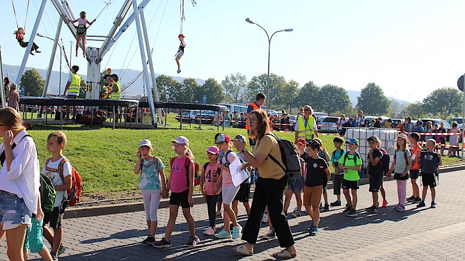 Der Einzug der kleinen Festteilnehmer heute Morgen mit langen Schlangen bei der Begr&uuml;&szlig;ung  (Foto: oas)