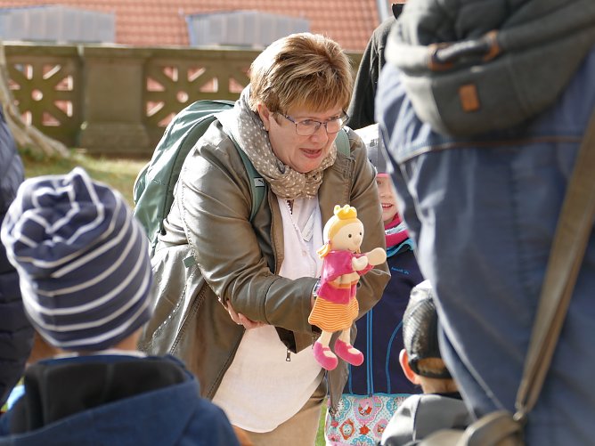 "Prinzessin G&uuml;ntherine" erz&auml;hlt den Kindern spannende Geschichten. Mit der Handpuppe agiert die G&auml;stef&uuml;hrerin Heike G&uuml;nther  (Foto: MSG Sondershausen)