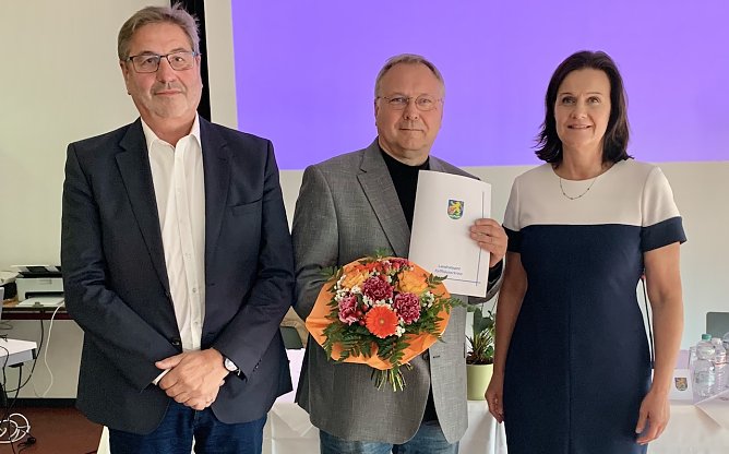 J&uuml;rgen Rauschenbach (Gr&uuml;ne) Bild Mitte- wurde zum Zweiten Beigeordneten gew&auml;hlt. Landr&auml;tin Antje-Hochwind-Schneidser (SPD); Raimund Scheja - Erste Beigeordneter (CDU) linke im Bild (Foto: Eva Maria Wiegand)