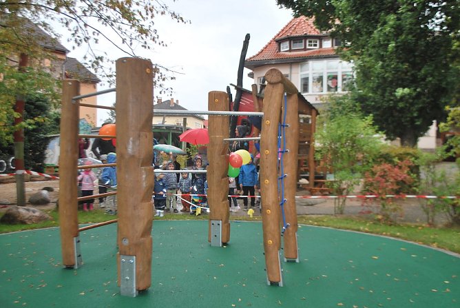 Das neue Spielger&auml;t wird eingeweiht (Foto: K.Milde)