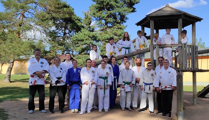 Kampfkünstler auf der Feuerkuppe (Foto: A.Horn) Kampfkünstler auf der Feuerkuppe (Foto: A.Horn)