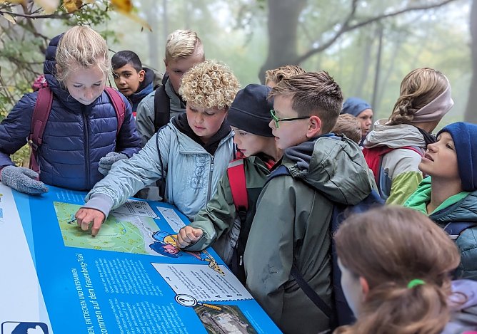 Die Kinder der Franzbergschule hatten viel Spa&szlig; beim Ausprobieren und Erwandern des Frauenberg-Trails (Foto: Janine Skara)