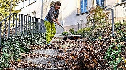 Laubbeseitugung im Herbst: wer ist verantwortlich? (Foto: HUK Coburger) Laubbeseitugung im Herbst: wer ist verantwortlich? (Foto: HUK Coburger)