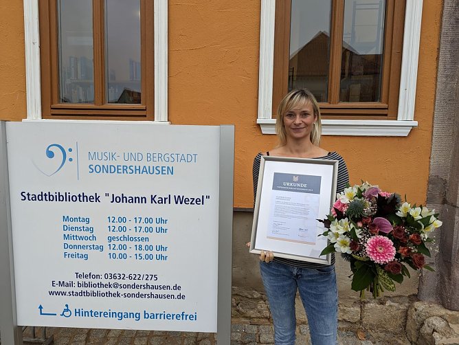Bibliotheksleiterin Janett Noack freut sich &uuml;ber den F&ouml;rderpreis f&uuml;r die Stadtbibliothek Sondershausen (Foto: Stadt Sondershausen)