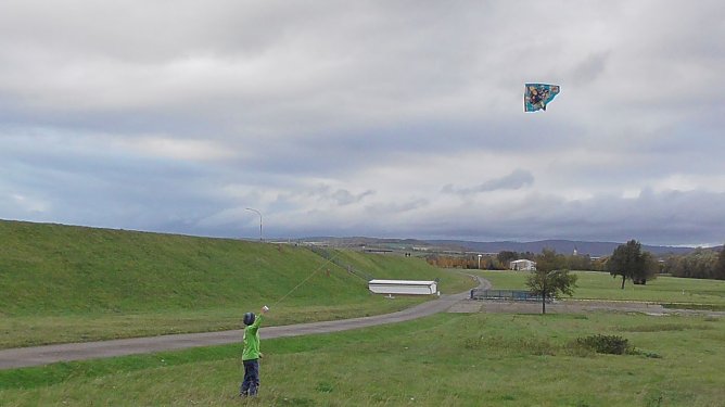 Drache &uuml;ber dem Stausee (Foto: Ulrich Reinboth)