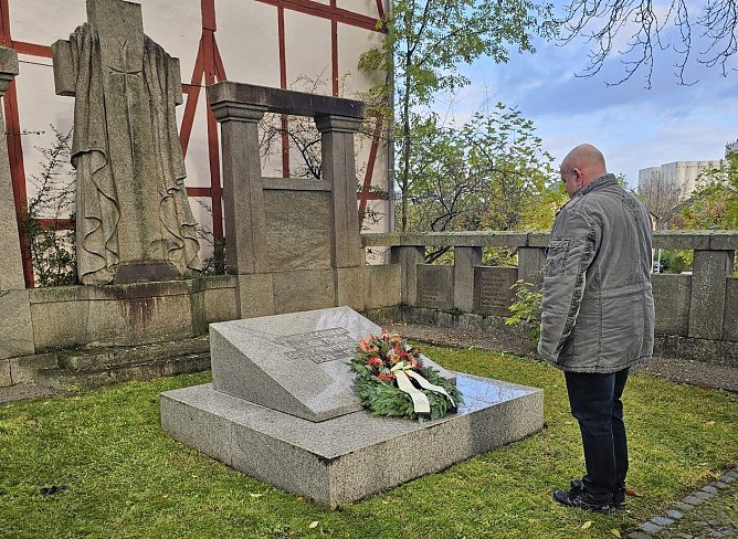 B&uuml;rgermeister von Ebeleben Steffen Gr&ouml;bel beim Gedenken zum Volkstrauertag in Ebeleben (Foto: Steffen Gr&ouml;bel (privat))