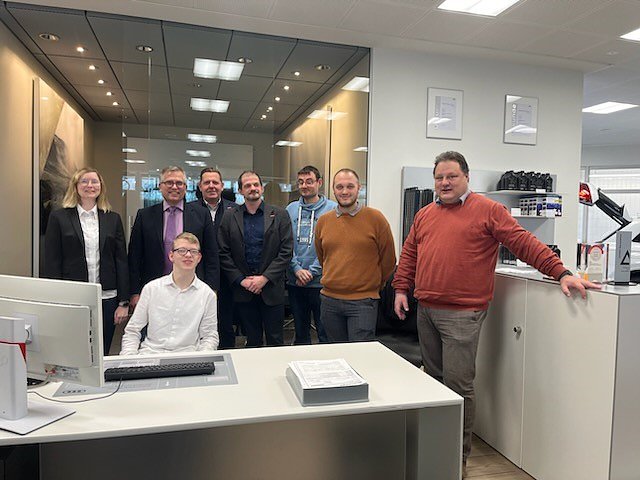 Luca macht sein Praktikum im Autohaus Albertsmeyer (Foto: Agentur f&uuml;r Arbeit)