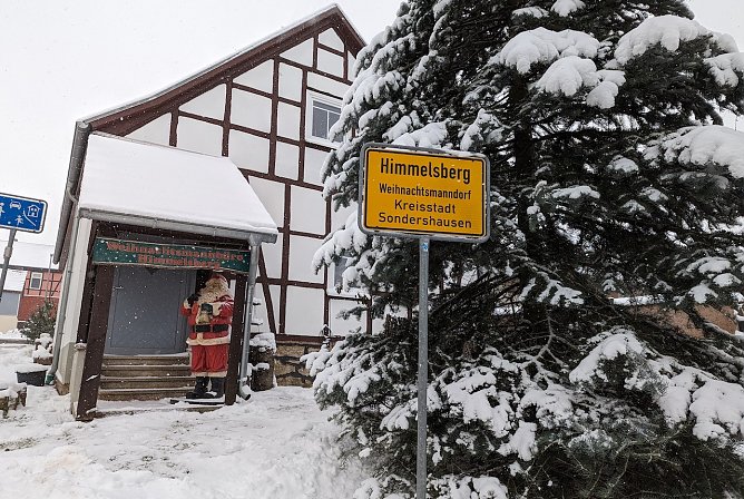 Rechtzeitig f&uuml;r den Tag der offenen T&uuml;r im Weihnachtsmannb&uuml;ro schneite es gestern kr&auml;ftig in Himmelsberg (Foto: Janine Skara)