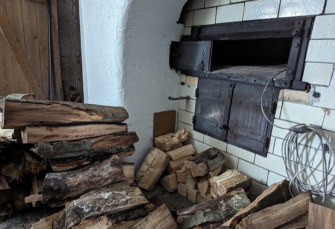 Damit der gro&szlig;e Backofen befeuert werden kann, hofft der Heimatverein auf Holzspenden. (Foto: Janine Skara)