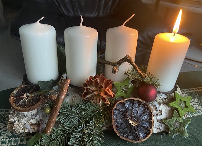 das 1. Adventslicht brennt (Foto: Bärbel Biermann aus Nordhausen) das 1. Adventslicht brennt (Foto: Bärbel Biermann aus Nordhausen)