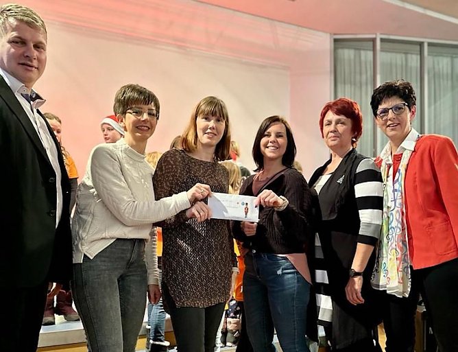 li. B&uuml;rgermeister Matthias Strejc bei der Spenden&uuml;bergabe beim Benefizkonzert in Bad Frankenh&auml;user Rathaus (Foto: Katrin Milde)