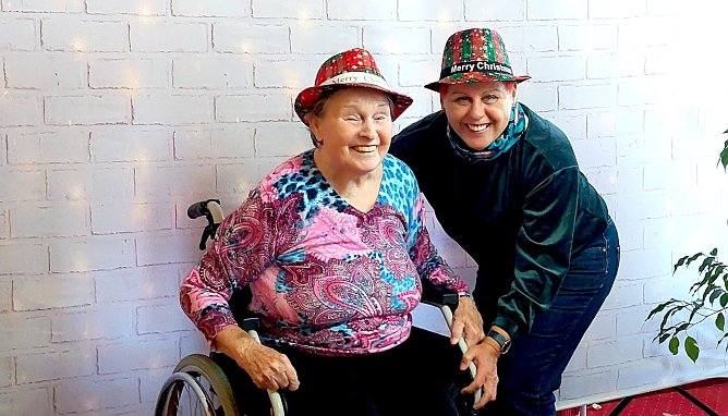 Frau Grieser freut sich &uuml;ber ein Foto aus der Fotobox (Foto: Diana Koschinek)