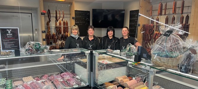 Das Verkaufsteam in Sundhausen freut sich auf seine Kundschaft in der Vorweihnachtszeit (Foto: Johannes Schmitt  GmbH)