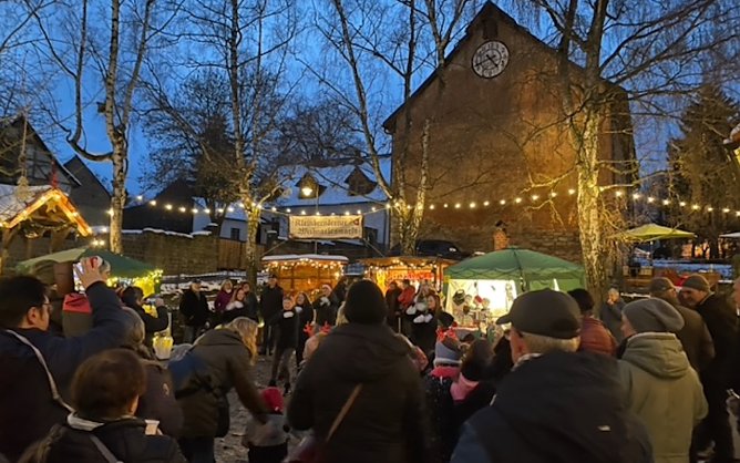 Lichterglanz und Weihnachtsstimmung im winterlichen Kleinberndten (Foto: Katrin Kamieth-Selinger)
