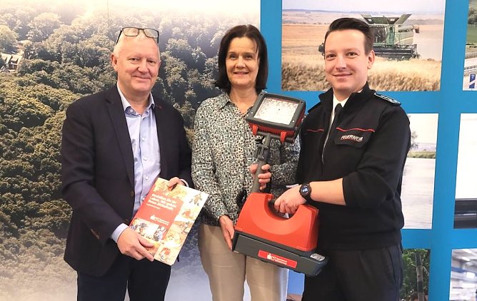 &Uuml;bergabe LED-Beleuchtungssystem v.l.n.re. Uwe Peters von der SV Sparkassenversicherung; Landr&auml;tin des Kyffh&auml;userkreises Antje Hochwind-Schneider (SPD);   (Foto: LRA Sondershausen)