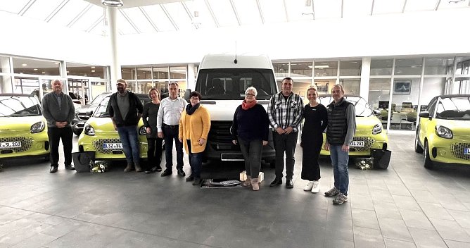 Vier smart und ein Sprinter an die Stiftung Landleben &uuml;bergeben (Foto: AHP)