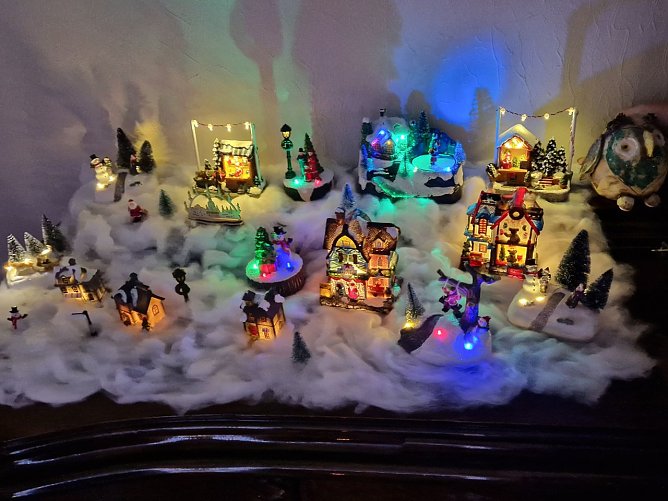 Weihnachtsdorf im Schnee (Foto: Manuela Seifart aus Nordhausen/ OT-Herreden) Weihnachtsdorf im Schnee (Foto: Manuela Seifart aus Nordhausen/ OT-Herreden)