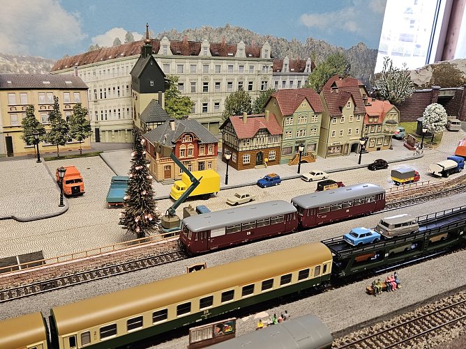 Am 3. Advent ist wieder Modellbahnausstellung im Modellbahnclub Nordhausen. Selbst auf der H0 Anlage wird schon der Weihnachtsbaum geschm&uuml;ckt (Foto: Dirk Schwarze)
