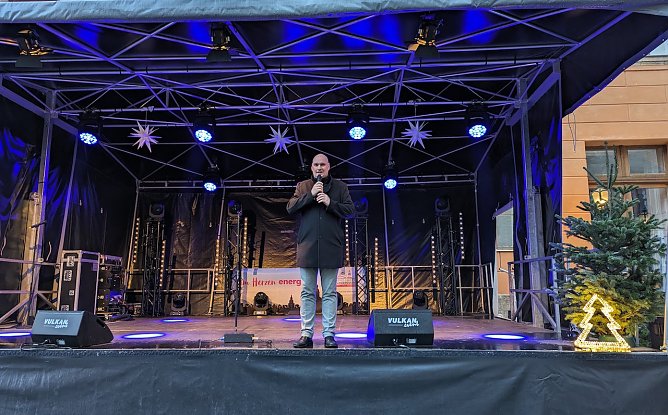 Der B&uuml;rgermeister von Sondershausen, Steffen Grimm, er&ouml;ffnete das wundersch&ouml;ne Weihnachtsevent im Schlosshof (Foto: Janine Skara)