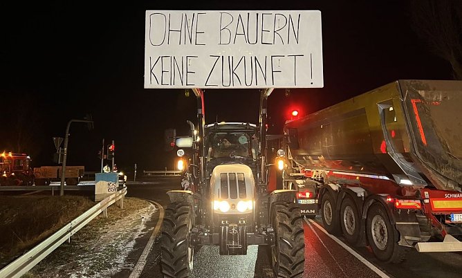 Seit dem fr&uuml;hen Morgen waren die Bauern wie hier bei Bleicherode unterwegs (Foto: S.Dietzel)