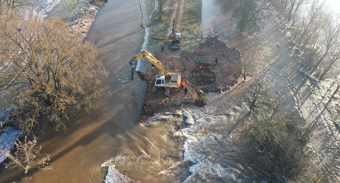 Provisorische Verengung der Deichöffnung (Foto: M.Pollack) Provisorische Verengung der Deichöffnung (Foto: M.Pollack)