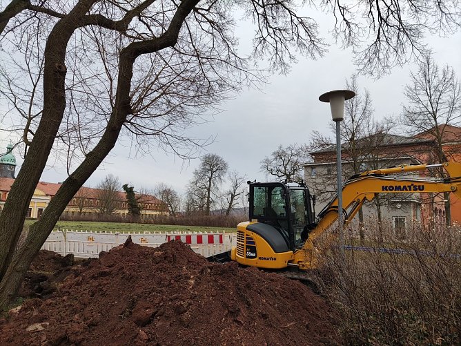  Auf Schloss Sondershausen wird gebaggert, die Bauma&szlig;nahmen f&uuml;r den Einbau einer neuen L&ouml;schwasserzisterne haben begonnen (Foto: STSG, Jana Lorenz)