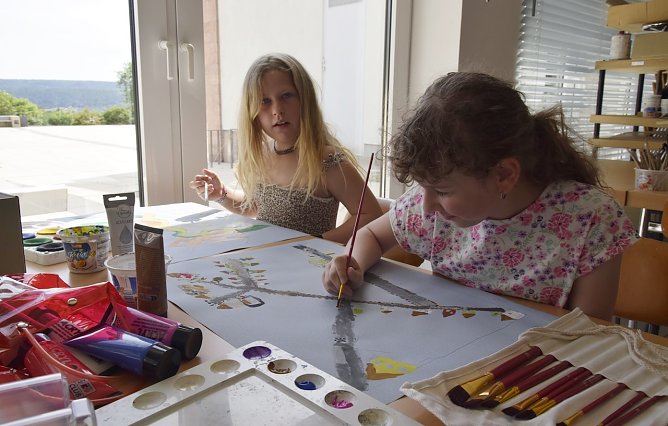 Jette und Lisa beim Malen im Panorama-Kindermalkurs in Bad Frankenhausen (Foto: Fred Böhme) Jette und Lisa beim Malen im Panorama-Kindermalkurs in Bad Frankenhausen (Foto: Fred Böhme)