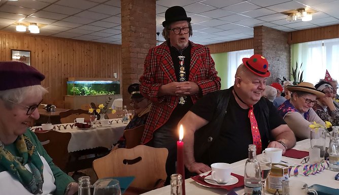 Faschingsfeier bei der Volksolidarität mit Norbert Wuttig (Foto: Thomas Leipold) Faschingsfeier bei der Volksolidarität mit Norbert Wuttig (Foto: Thomas Leipold)