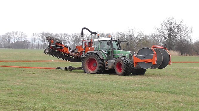 Traktor mit Schlauch (Foto: Ulrich Reinboth)