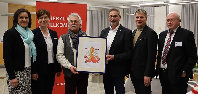 v.li.n.re. Antje Hochwind-Schneider, Landr&auml;tin; Sindy Ritzke, Vorstandsmitglied Kyffh&auml;usersparkasse; Hans-Joachim Tempel, K&uuml;nstler; Raimund Scheja, Mitglied des Verwaltungsrates; Matthias Strejc, B&uuml;rgermeister Bad Frankenhausen;  Dieter Bauhaus, Pr&auml;sident der IHK Erfurt (Foto: Anika Spitzbarth Kyffh&auml;user Sparkasse)