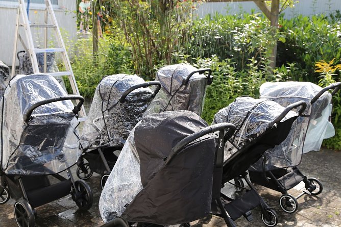 Buggys im Beregnungstest (Foto: Stiftung Warentest) Buggys im Beregnungstest (Foto: Stiftung Warentest)