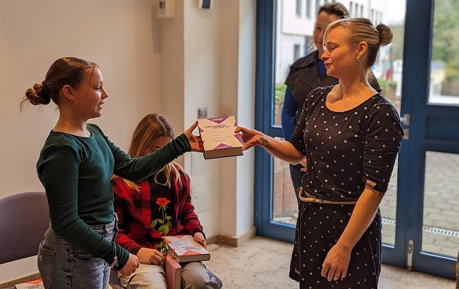 Janett Noack, Leiterin der Stadtbibliothek (rechts), &uuml;berreichte Mila-Maria B&ouml;hm (links) die Siegerurkunde f&uuml;r den Regionalentscheid des 65. Vorlesewettbewerbs des Deutschen Buchhandels (Foto: Janine Skara)