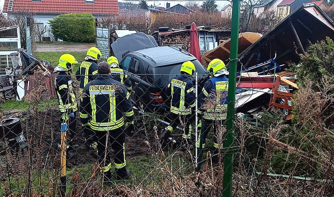 Unfall - PKW landet im Garten (Foto: S. Dietzel)