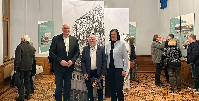 Zur Er&ouml;ffnung der Sonderausstellung kamen &uuml;ber 150 Besucher, darunter auch B&uuml;rgermeister Steffen Grimm (li.), Landr&auml;tin Antje Hochwind-Schneider (re.) und G&uuml;nter Otto (Mitte), Vorsitzender des Bergmannsvereins Gl&uuml;ckauf Sondershausen.    (Foto: Janine Skara)